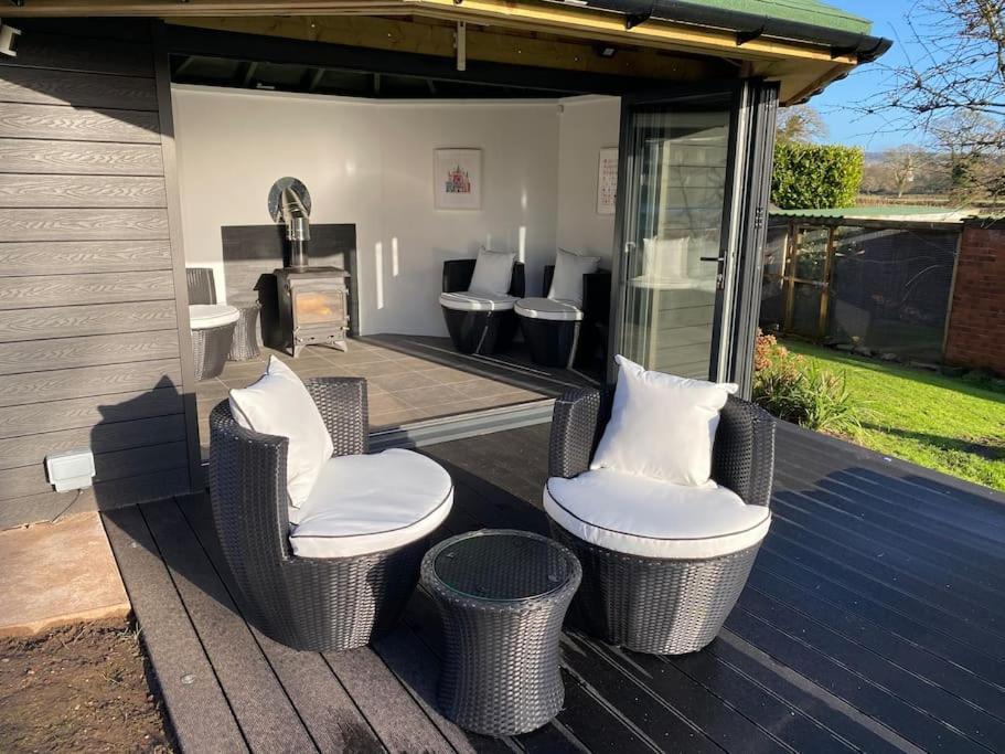 The With Hot Tub In In Beautiful Countryside