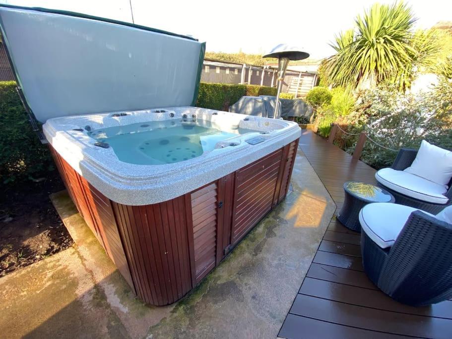 The With Hot Tub In In Beautiful Countryside East Budleigh