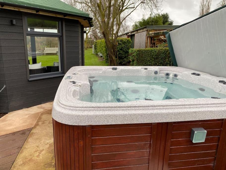 The With Hot Tub In In Beautiful Countryside Apartment