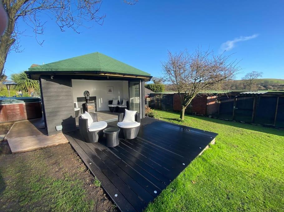 The With Hot Tub In In Beautiful Countryside East Budleigh