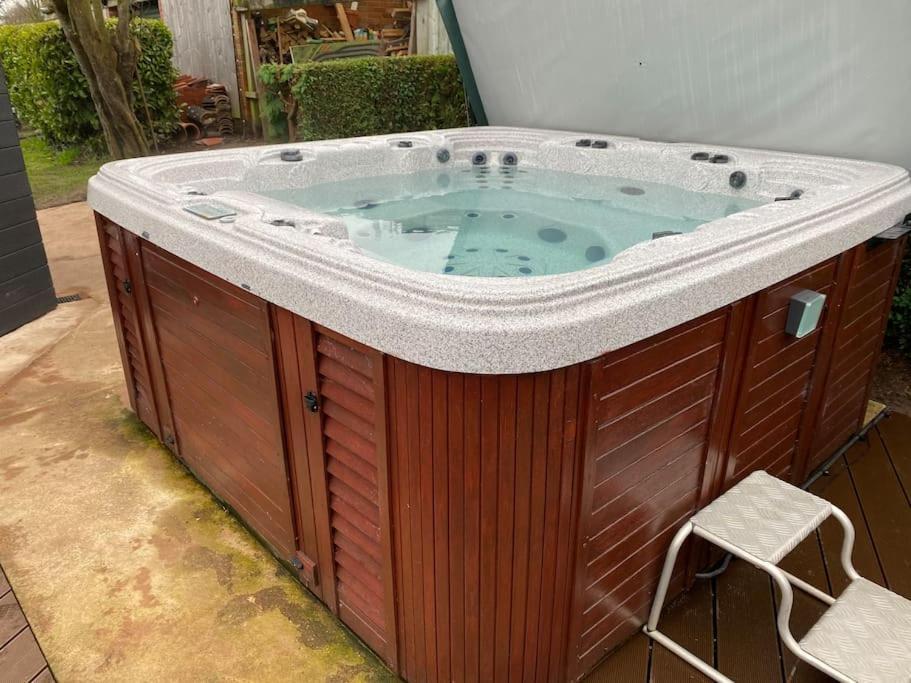 The With Hot Tub In In Beautiful Countryside Apartment